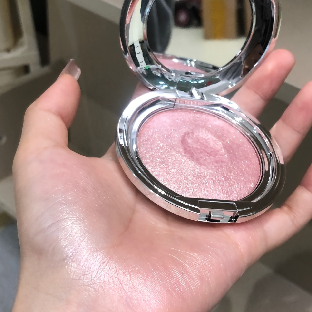 Glow Goddess Highlighter – Intense Shine & Long-Lasting Radiance for Face and Eyes